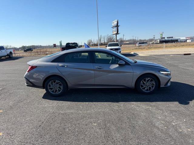 Used 2024 Hyundai Elantra SEL image 2