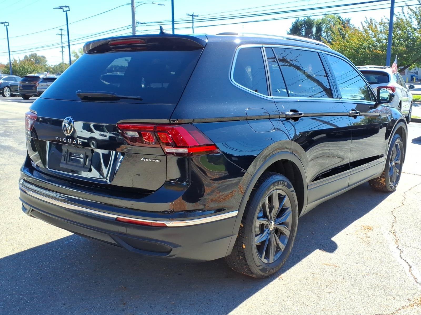 Used 2022 Volkswagen Tiguan SE AWD/4WD image 2