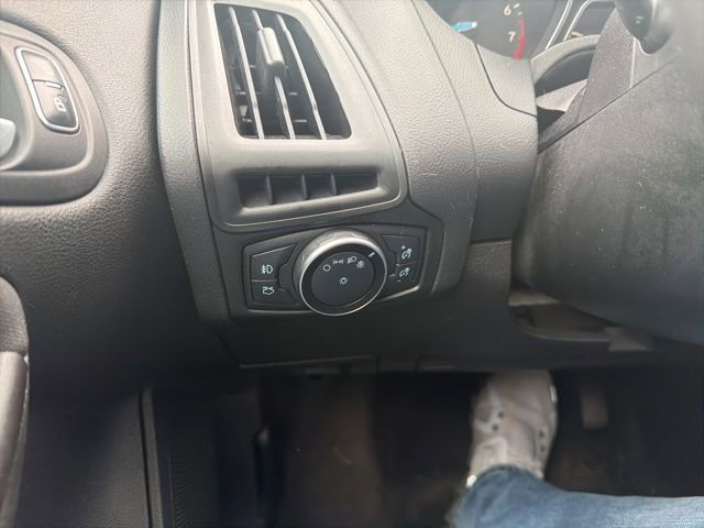 Certified 2018 Ford Focus SE w/ SE Appearance Package image 15