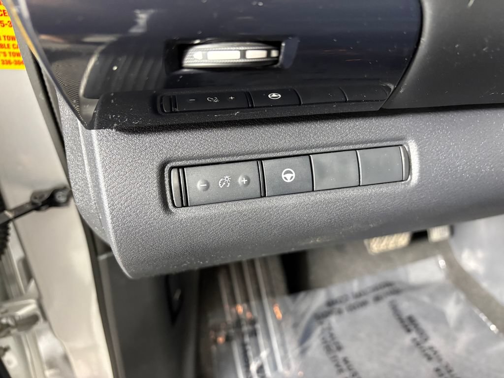 Used 2023 Nissan Pathfinder SV AWD/4WD image 14