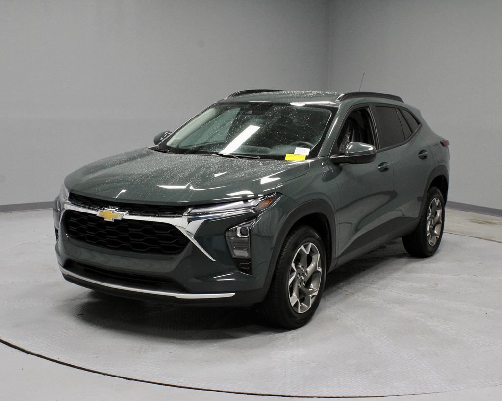 Used 2025 Chevrolet Trax LT FWD image 7