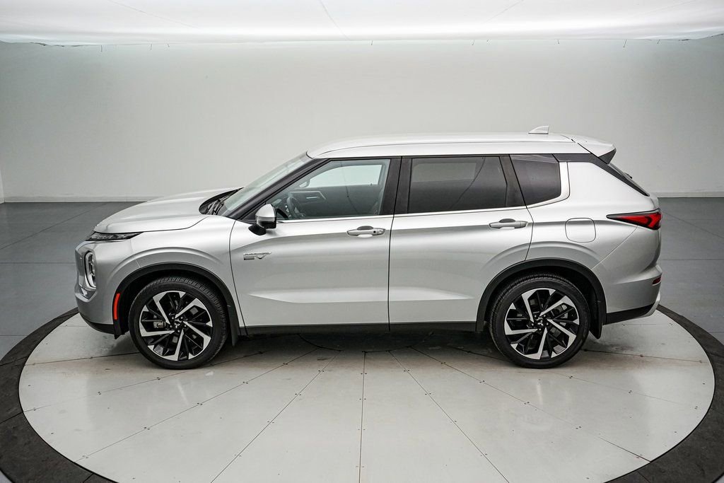 Used 2024 Mitsubishi Outlander SE image 2