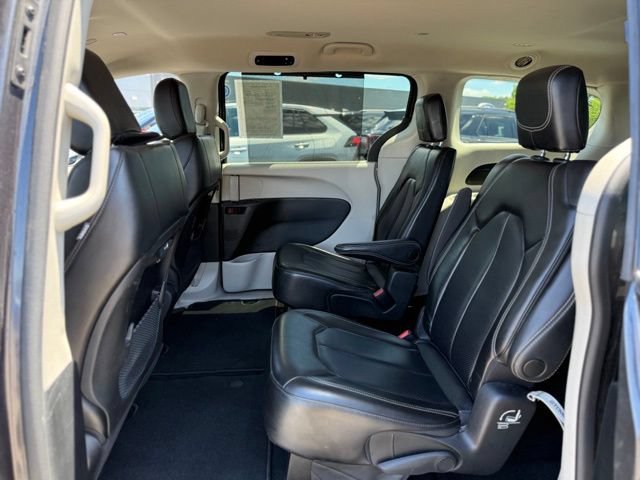 Used 2023 Chrysler Pacifica Touring-L FWD image 14