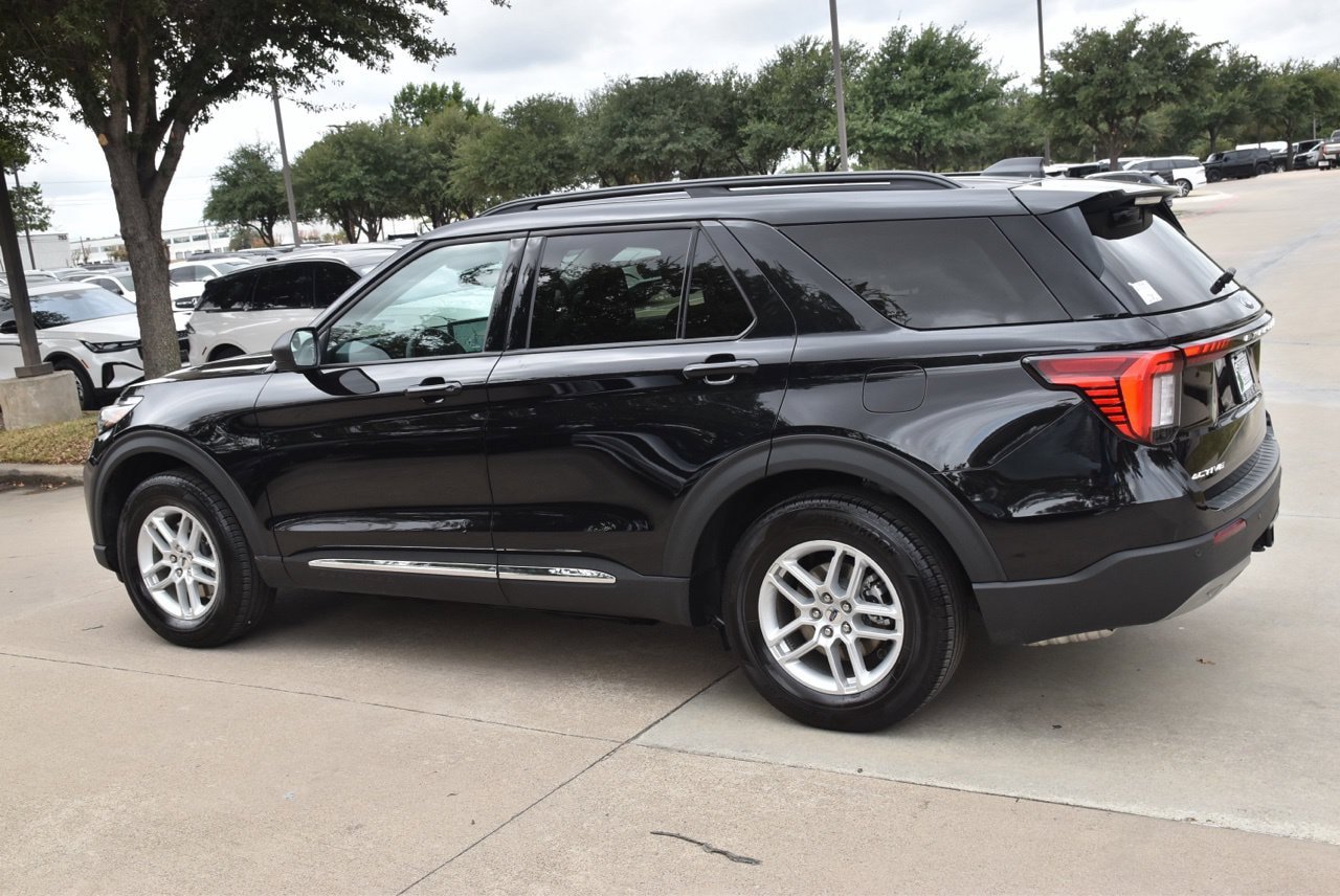 Certified 2025 Ford Explorer Active w/ Active Comfort Package RWD image 11