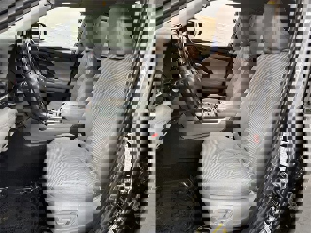 Used 2022 Toyota Highlander LE image 3