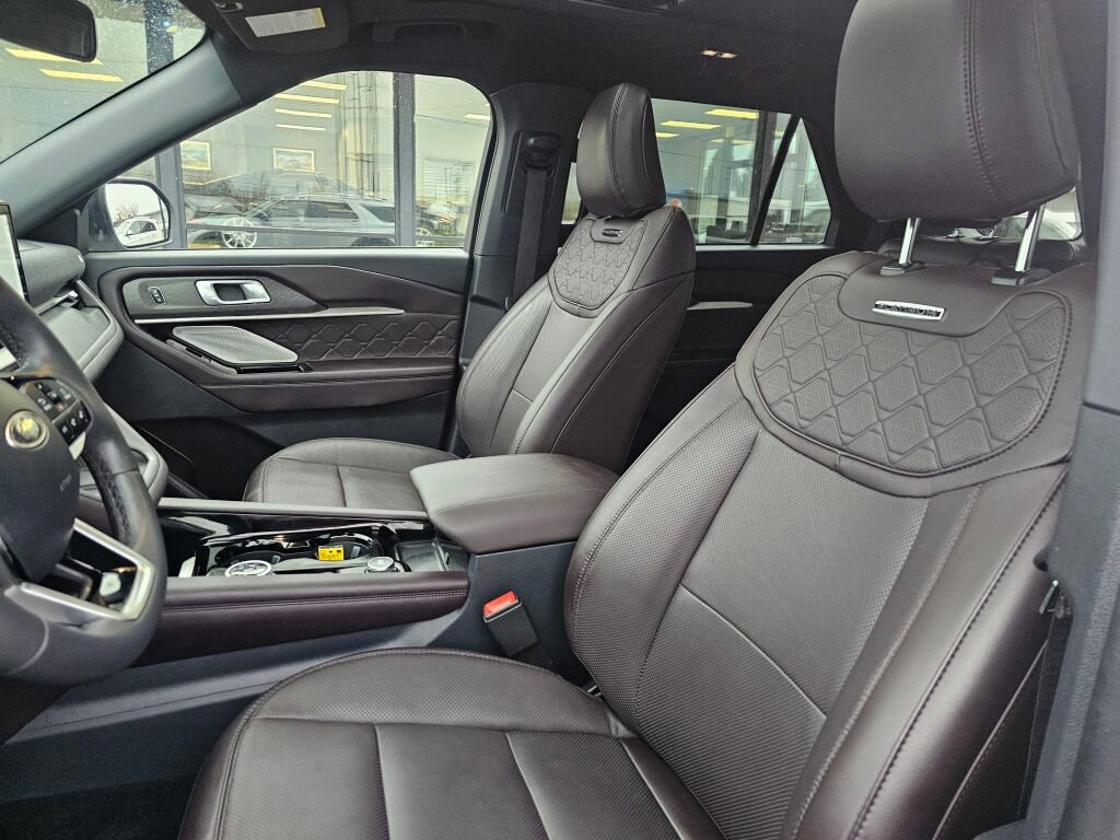 Certified 2025 Ford Explorer Platinum w/ LUX Leather Package image 19