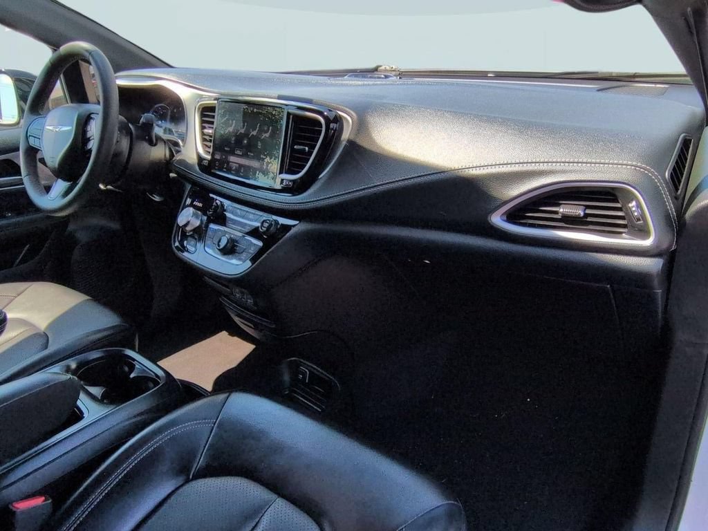 Used 2024 Chrysler Pacifica Limited FWD image 30