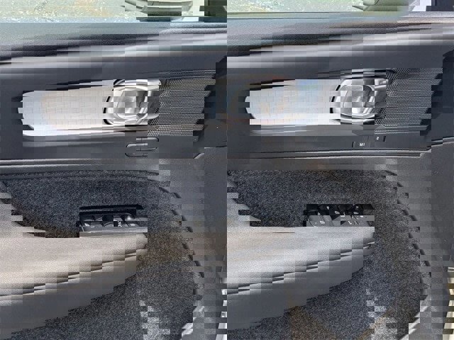 Used 2023 Volvo XC40 B5 Core image 23