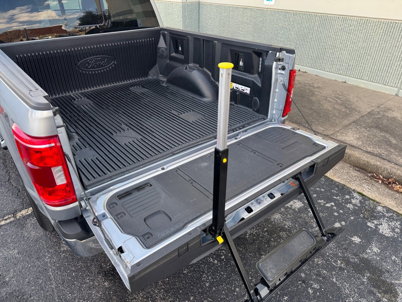 Certified 2022 Ford F150 XLT w/ Equipment Group 302A High image 17