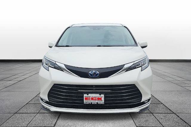 Used 2021 Toyota Sienna XLE w/ XLE Plus Package FWD image 2