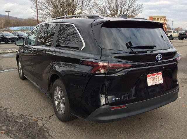 Used 2025 Toyota Sienna XLE image 7