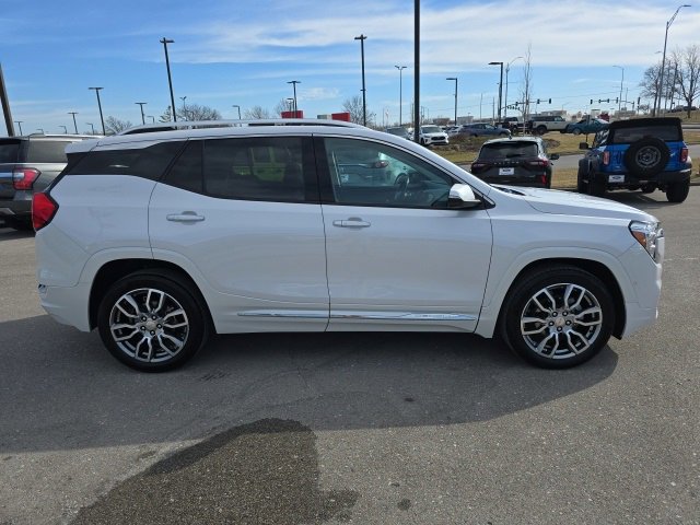 Used 2022 GMC Terrain Denali w/ Denali Premium Package image 2