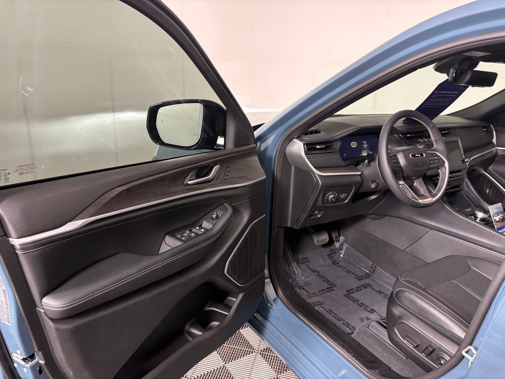 Used 2026 Jeep Grand Cherokee Limited AWD/4WD image 12