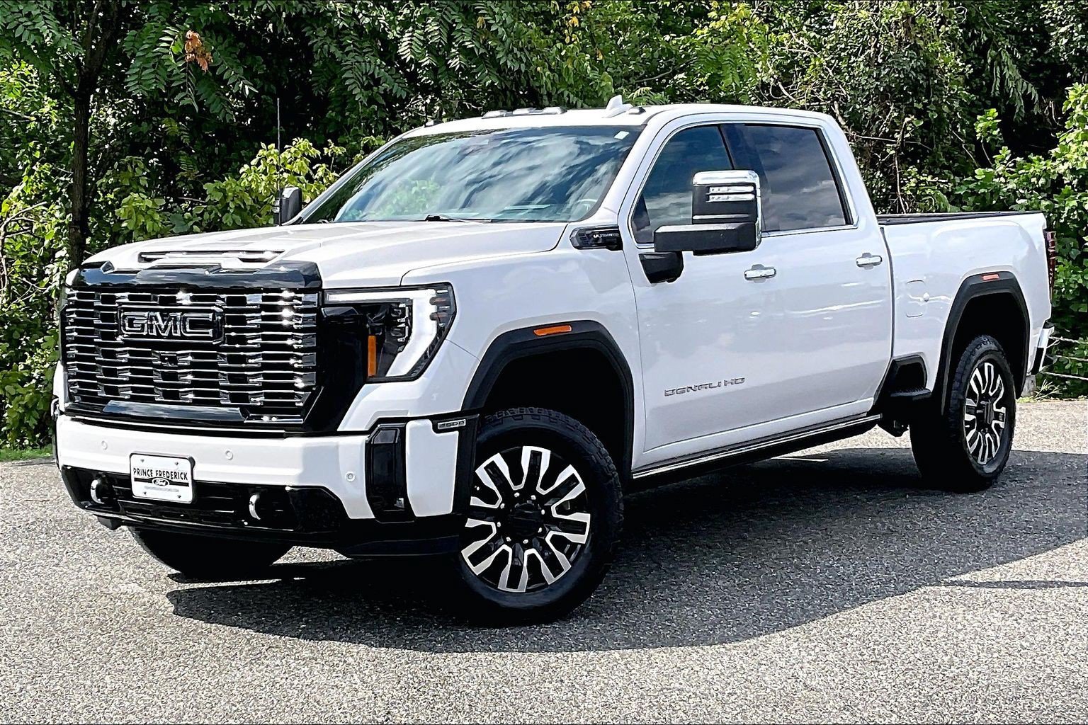 Used 2025 GMC Sierra 2500 Denali Ultimate AWD/4WD image 3