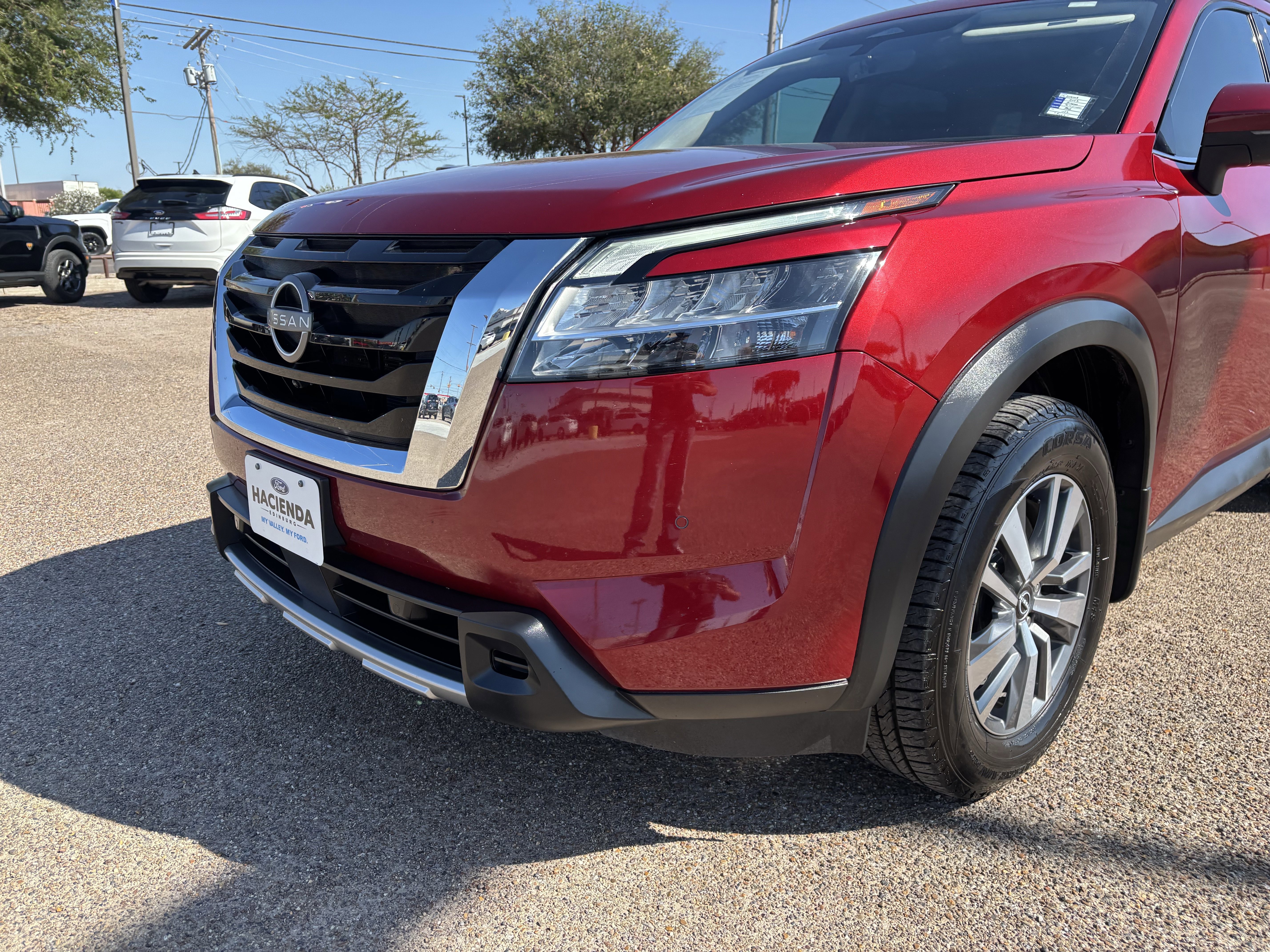 Used 2023 Nissan Pathfinder SL image 2