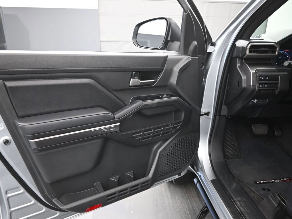 Used 2025 Toyota Tacoma TRD Off-Road image 40