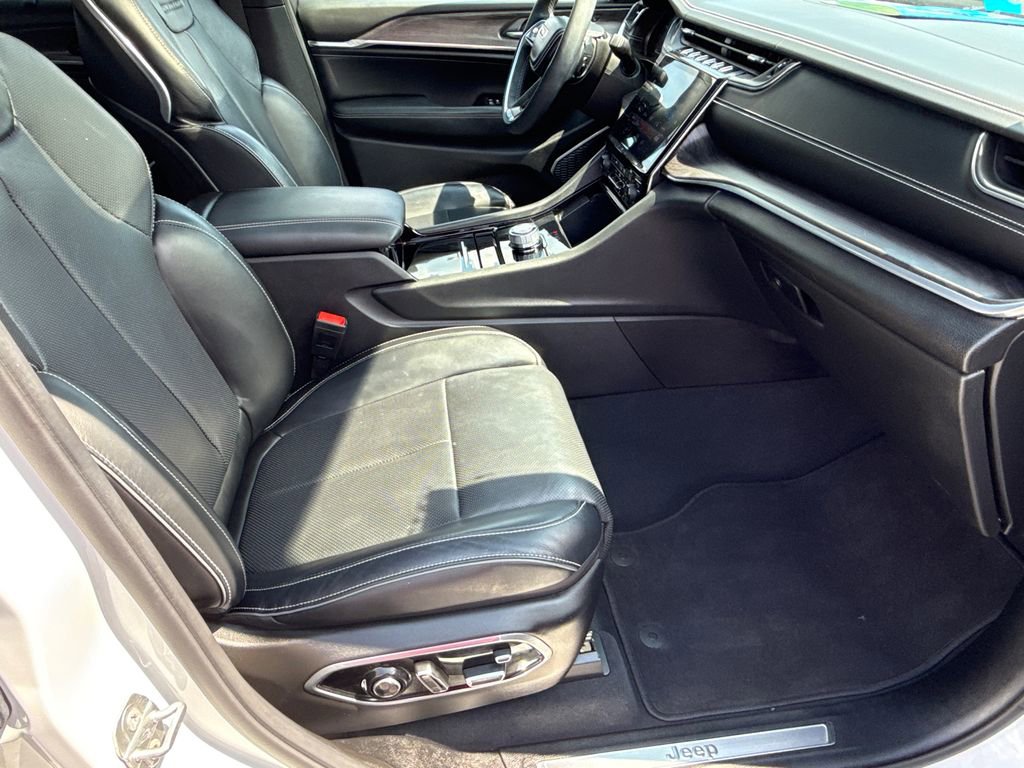 Used 2023 Jeep Grand Cherokee Overland w/ Luxury Tech Group IV RWD image 13