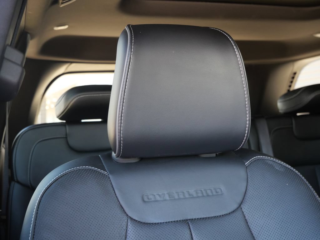 Used 2023 Jeep Grand Cherokee Overland w/ Luxury Tech Group IV AWD/4WD image 8