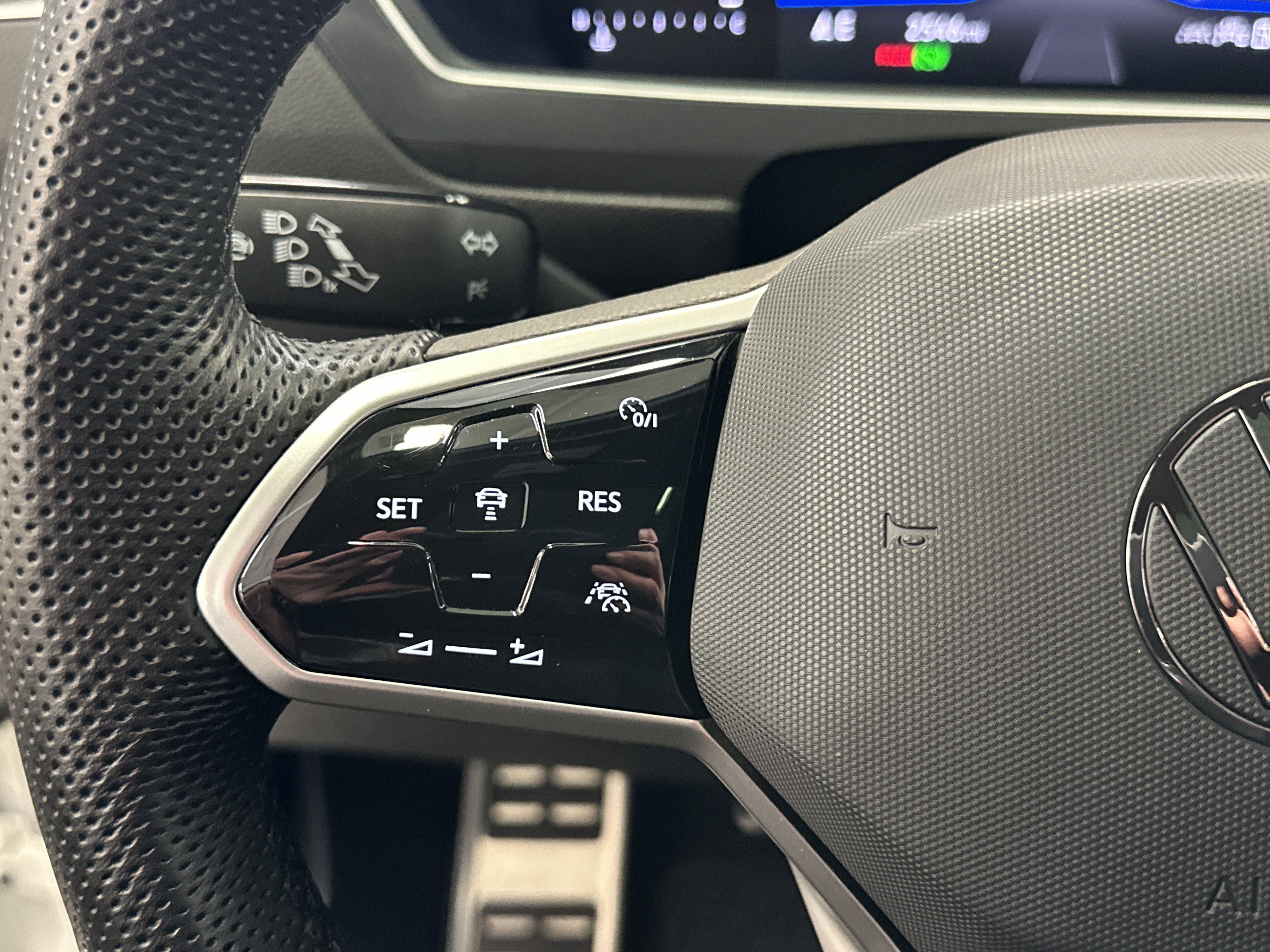 Used 2024 Volkswagen Tiguan SE R-Line image 36