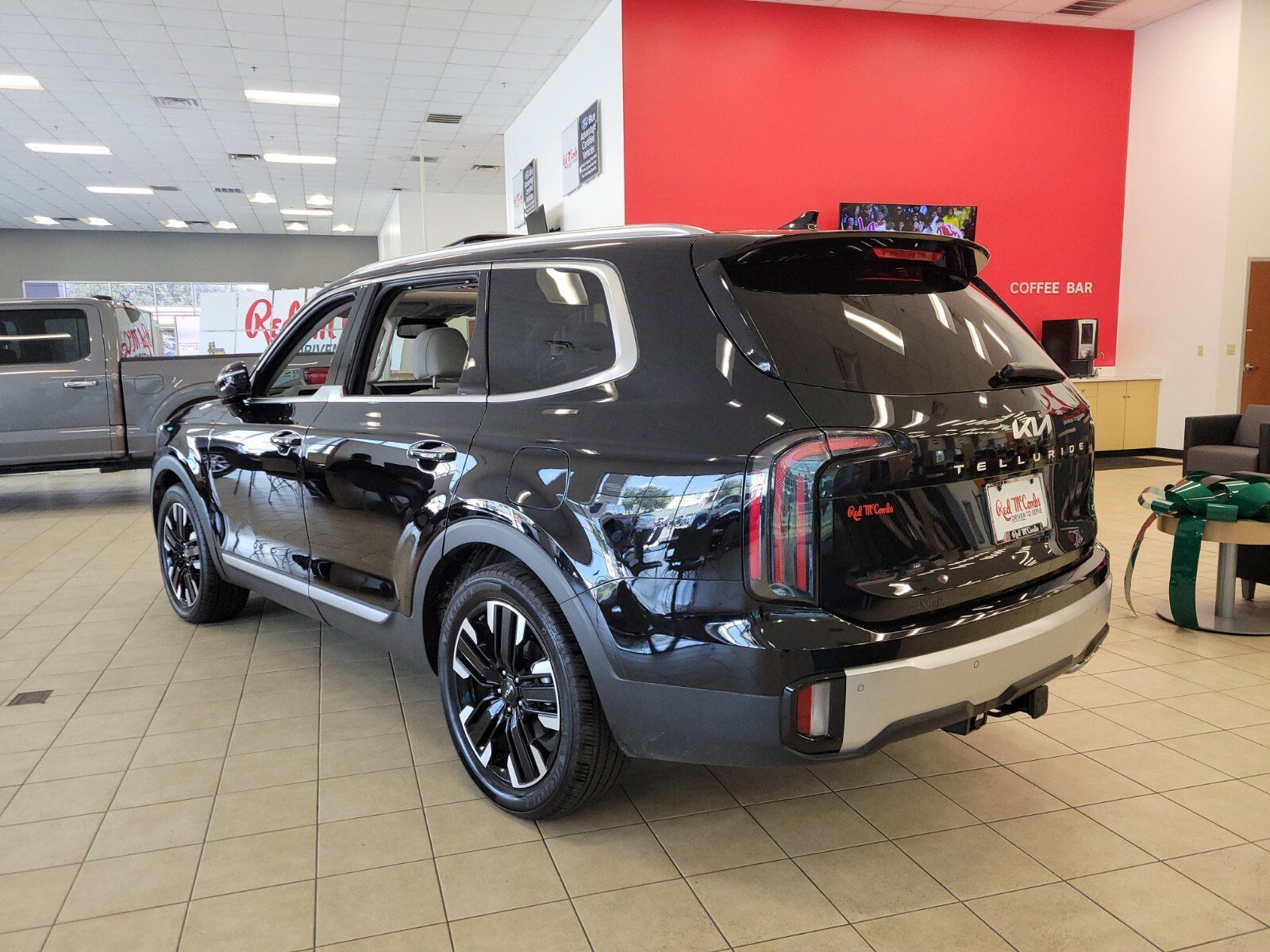 Used 2024 Kia Telluride SX w/ Towing Package image 4