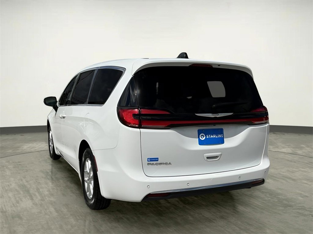 Used 2023 Chrysler Pacifica Touring-L image 5