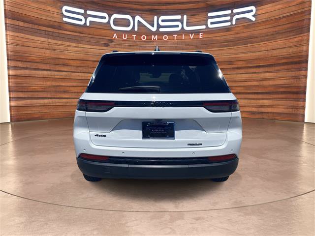 Used 2025 Jeep Grand Cherokee Altitude AWD/4WD image 6