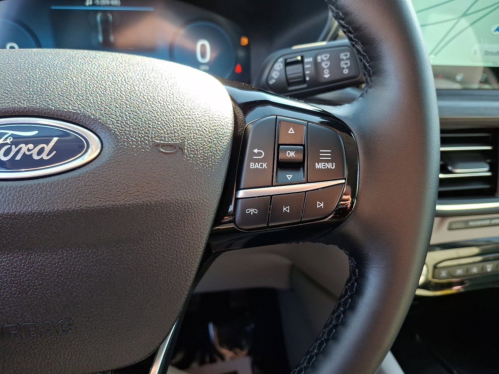 Certified 2025 Ford Escape Platinum w/ Premium Technology Package image 22