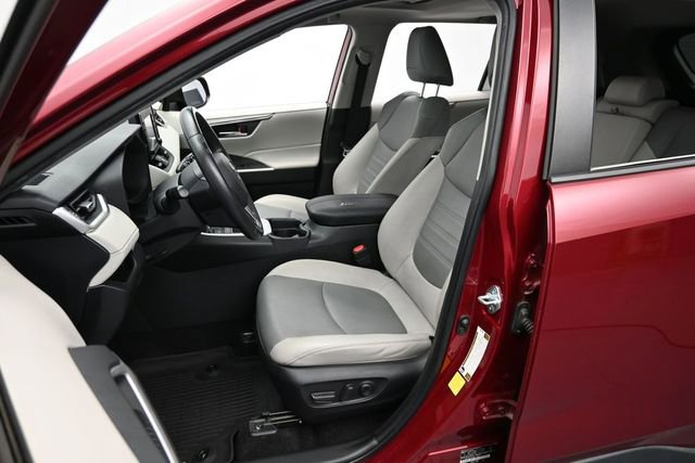 Used 2020 Toyota RAV4 XLE Premium FWD image 11