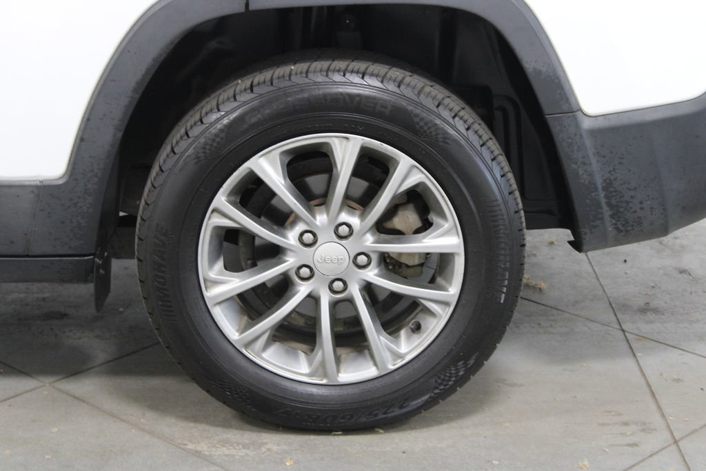 Used 2019 Jeep Cherokee Latitude Plus w/ Comfort/Convenience Group image 18