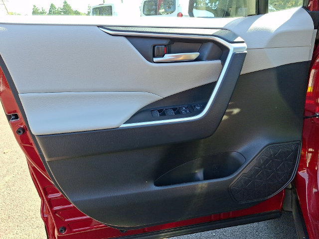 Used 2025 Toyota RAV4 XLE AWD/4WD image 15