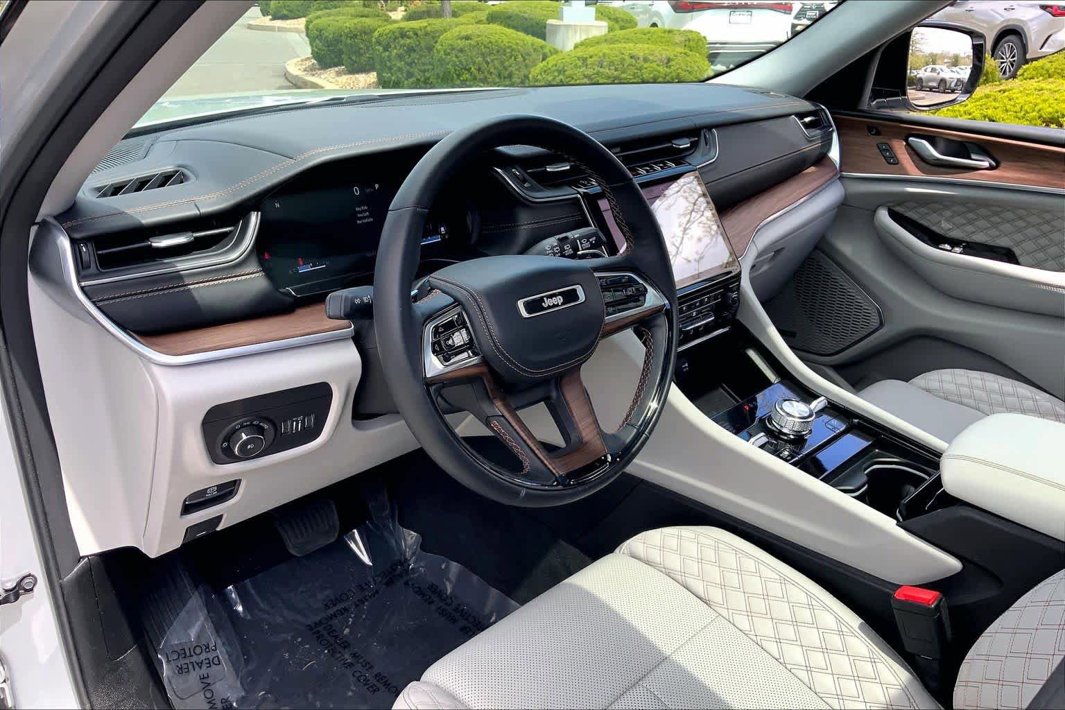 Used 2023 Jeep Grand Cherokee L Summit w/ Luxury Tech Group V AWD/4WD image 25