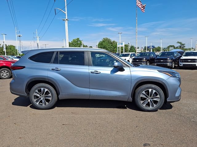 Used 2023 Toyota Highlander XLE FWD image 7