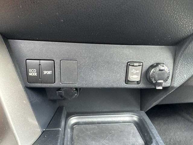 Used 2018 Toyota RAV4 LE FWD image 21