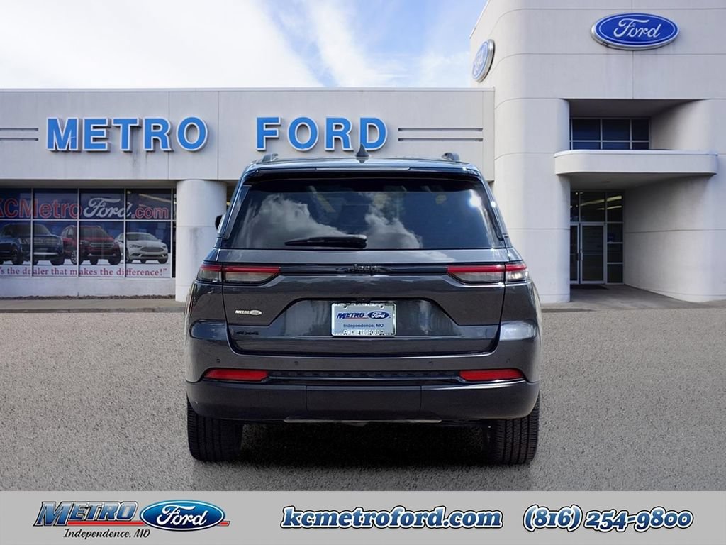 Used 2023 Jeep Grand Cherokee Altitude AWD/4WD image 4