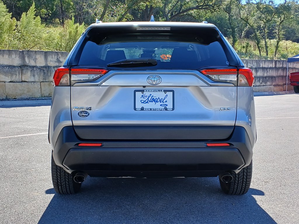 Used 2021 Toyota RAV4 XLE w/ Convenience Package FWD image 4