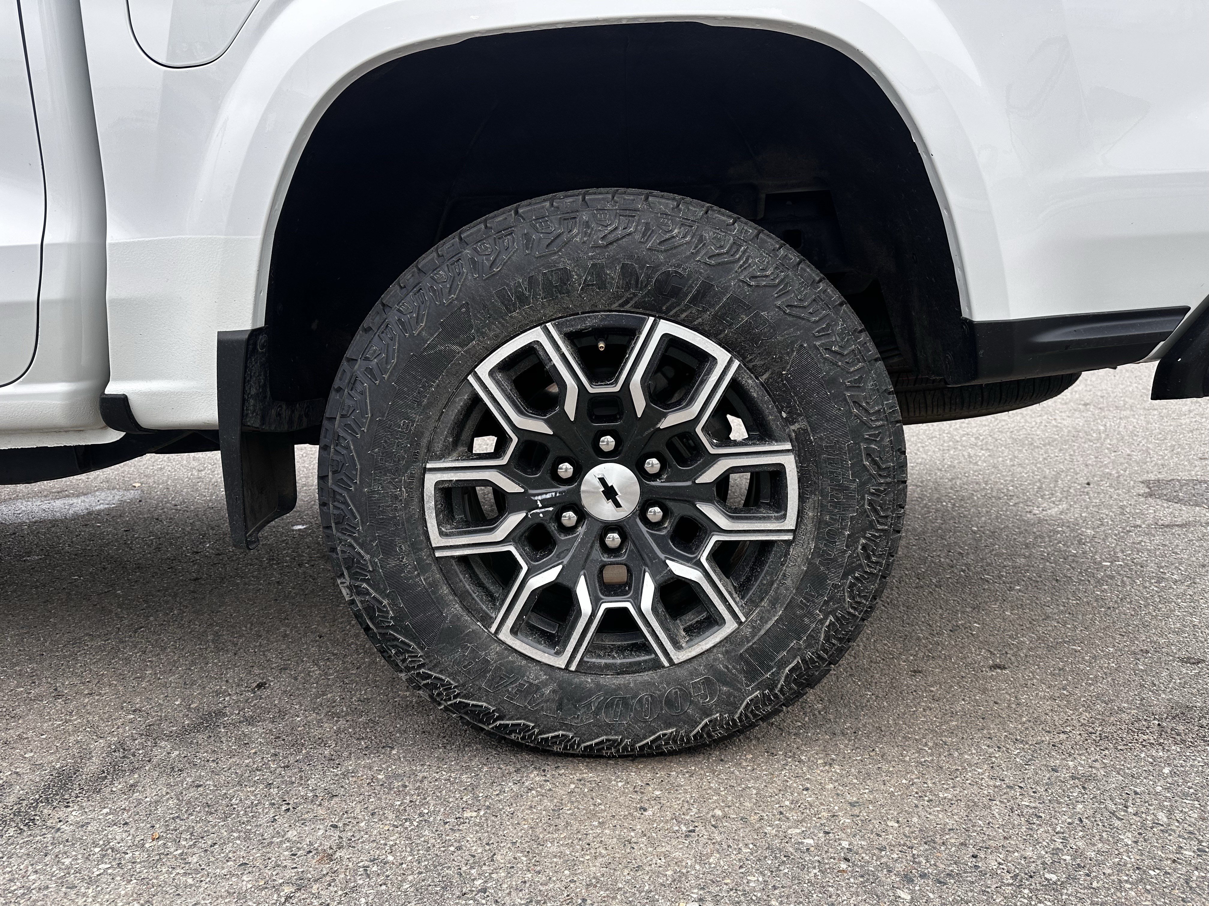 Used 2023 Chevrolet Colorado Z71 w/ Z71 Convenience Package 2 AWD/4WD image 9