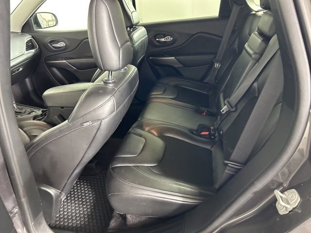 Used 2019 Jeep Cherokee Latitude Plus w/ Comfort/Convenience Group AWD/4WD image 16