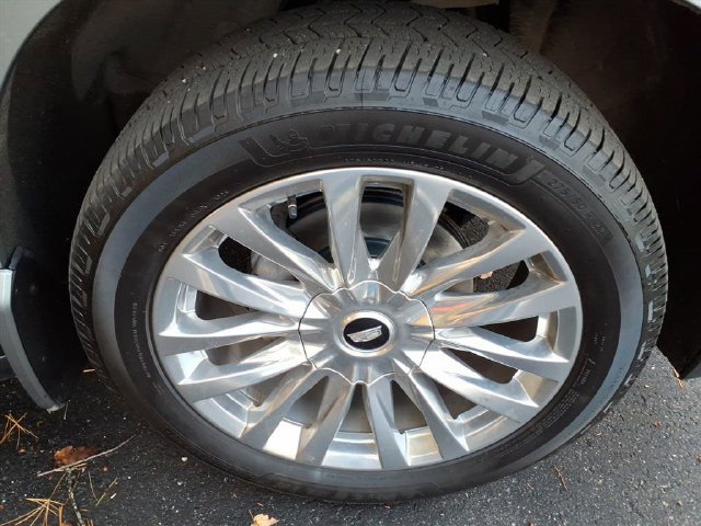 Used 2023 Cadillac Escalade Premium Luxury w/ Performance Package AWD/4WD image 12