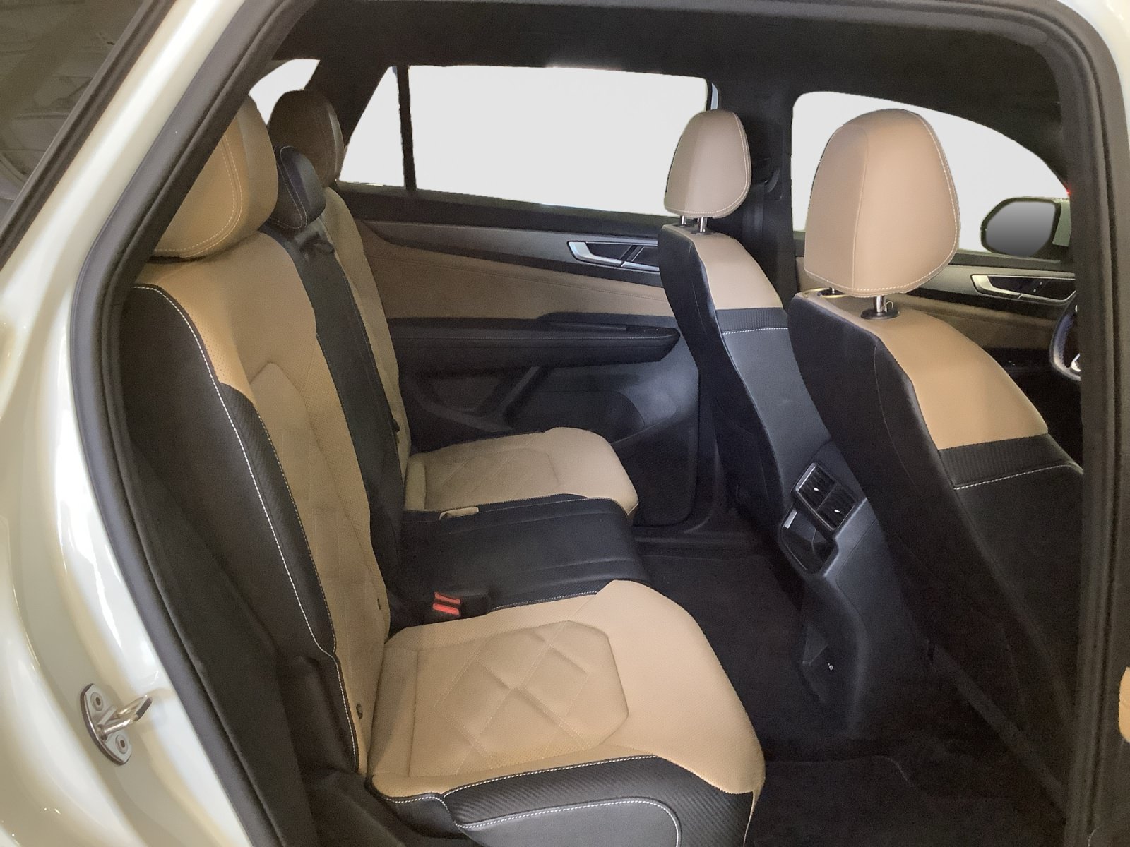 Used 2024 Volkswagen Atlas Cross Sport SE FWD image 19