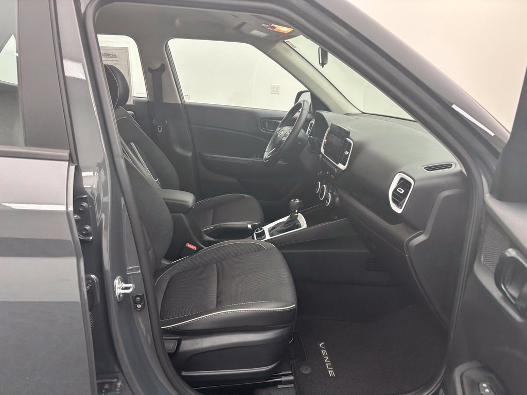 Used 2024 Hyundai Venue Limited FWD image 32