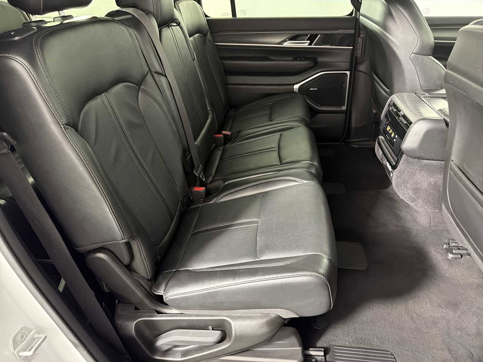 Used 2023 Jeep Wagoneer L Series II AWD/4WD image 14