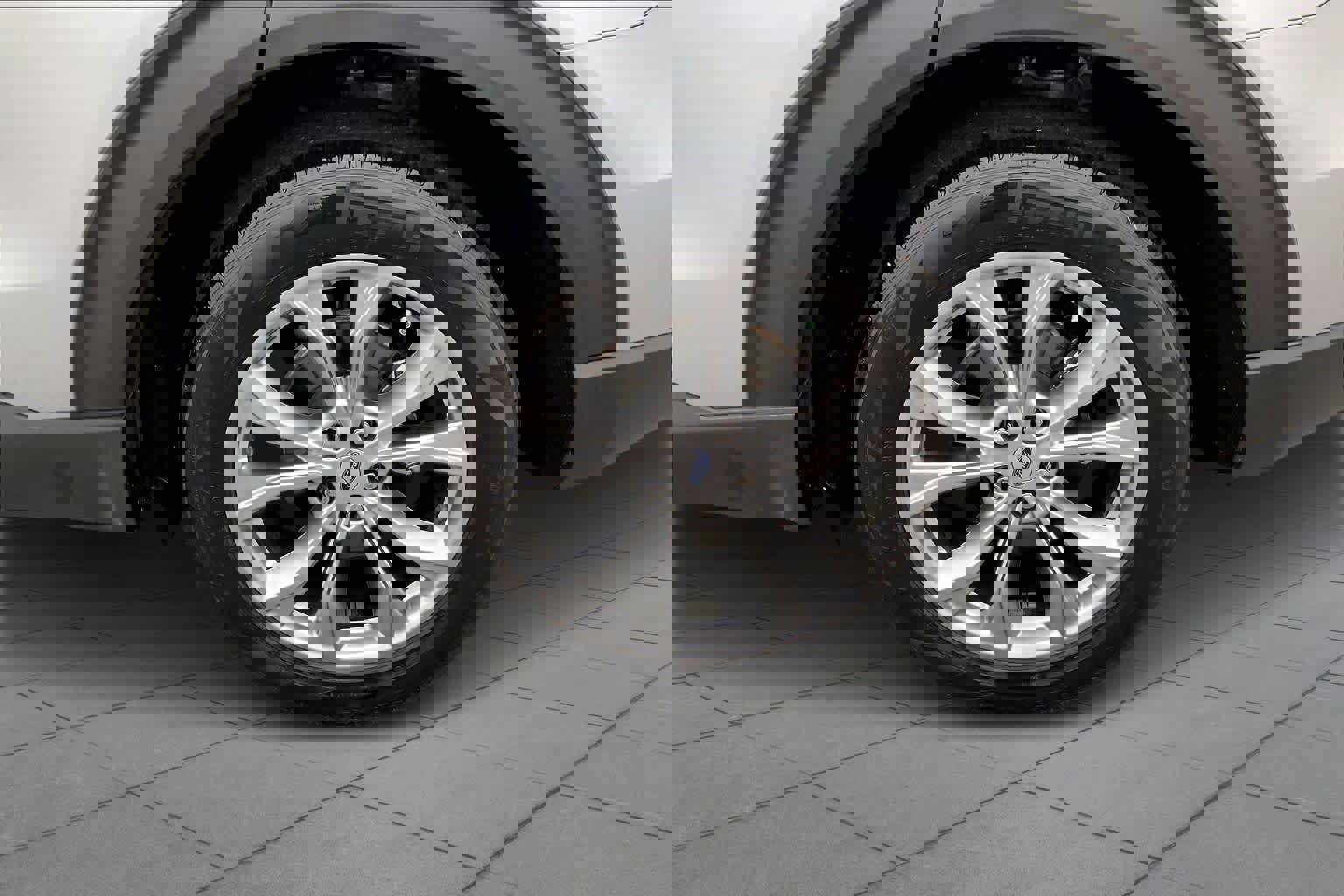 Certified 2023 Ford Explorer XLT w/ Equipment Group 202A image 9