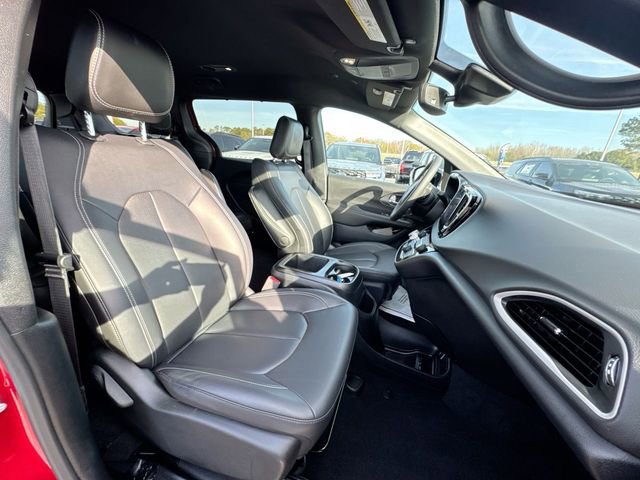 Used 2025 Chrysler Pacifica Select image 26