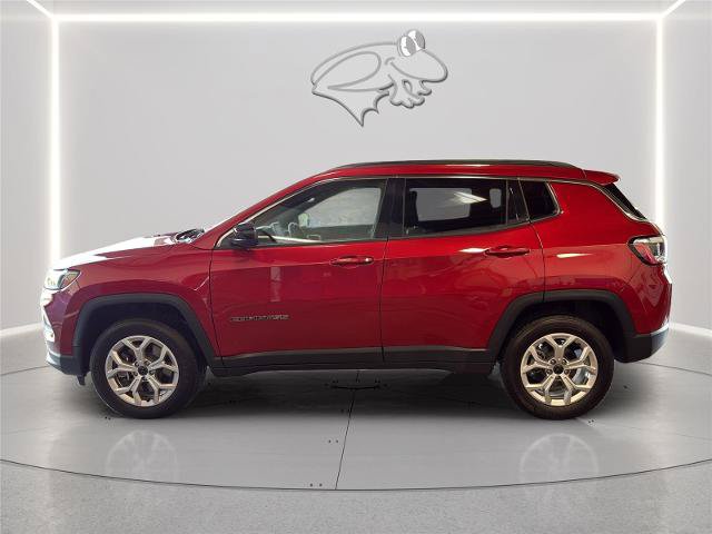 Used 2025 Jeep Compass Latitude w/ Sun & Sound Group AWD/4WD image 2