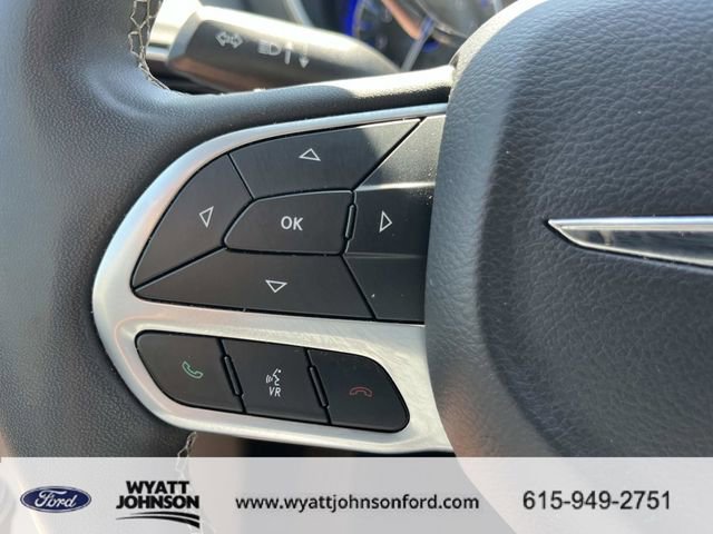 Used 2023 Chrysler Pacifica Touring-L image 32