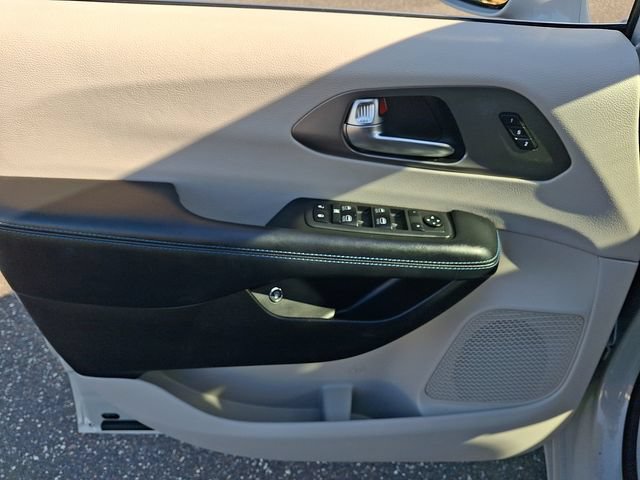 Used 2021 Chrysler Pacifica Touring-L w/ Uconnect Theater Family Group FWD image 12