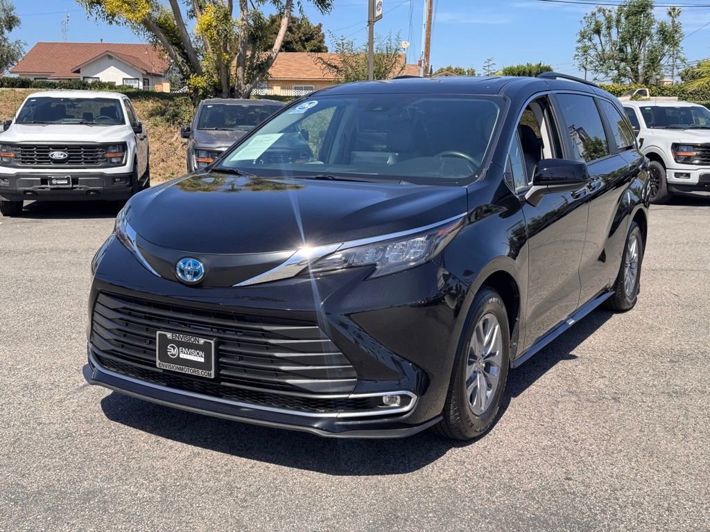 Used 2024 Toyota Sienna XLE image 7