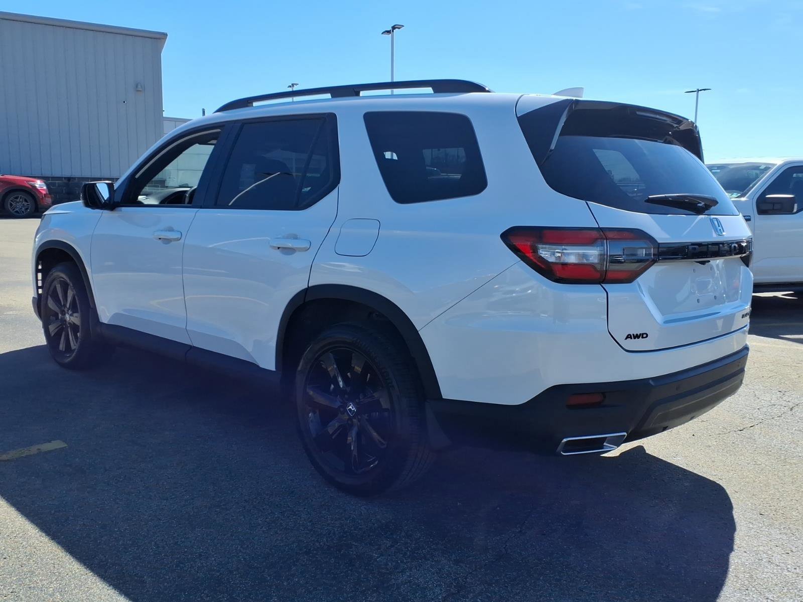 Used 2025 Honda Pilot Black Edition image 2