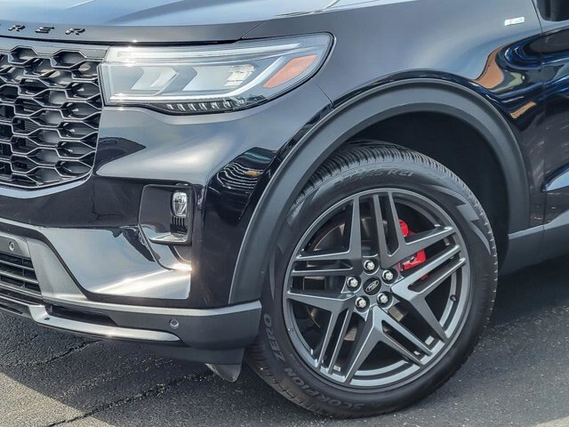 Certified 2025 Ford Explorer ST-Line w/ Premium Package AWD/4WD image 4