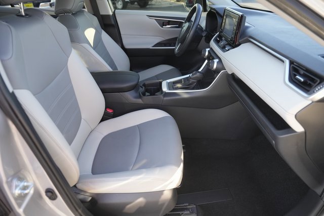 Used 2020 Toyota RAV4 XLE Premium image 19